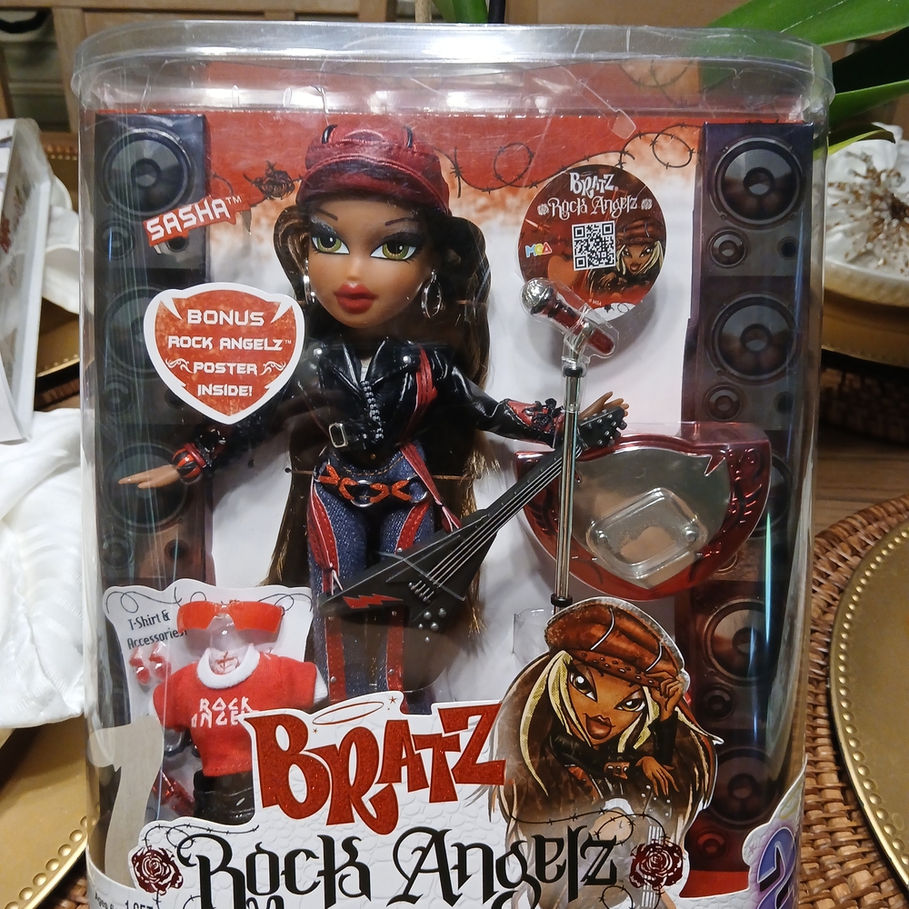 Bratz Rock Angelz Sasha Doll with Guitar - Black and Red